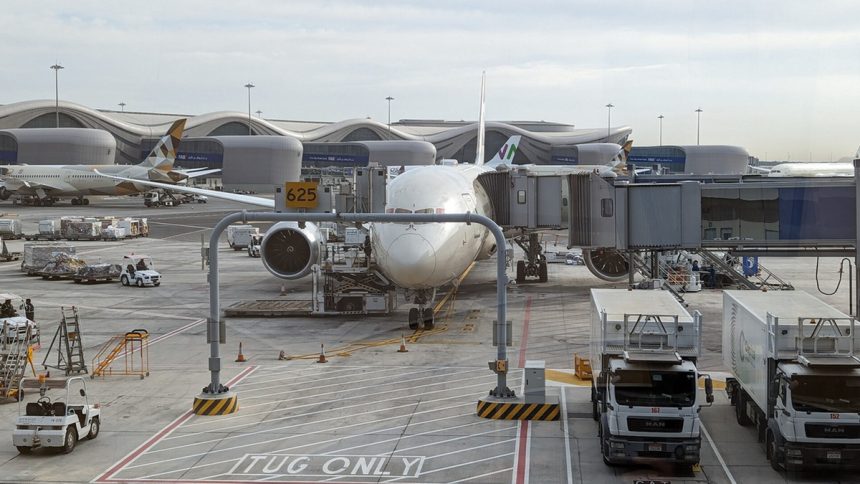 areoporto abu dhabi Farnesina, pronto il ponte aereo per il rientro degli italiani dalle zone di guerra