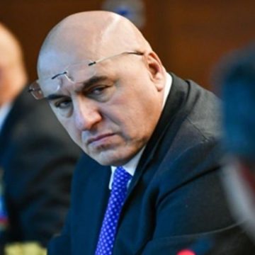 Iran, gli italiani bloccati a Dubai. Crosetto: “Gli Usa ci hanno avvisato tardi”